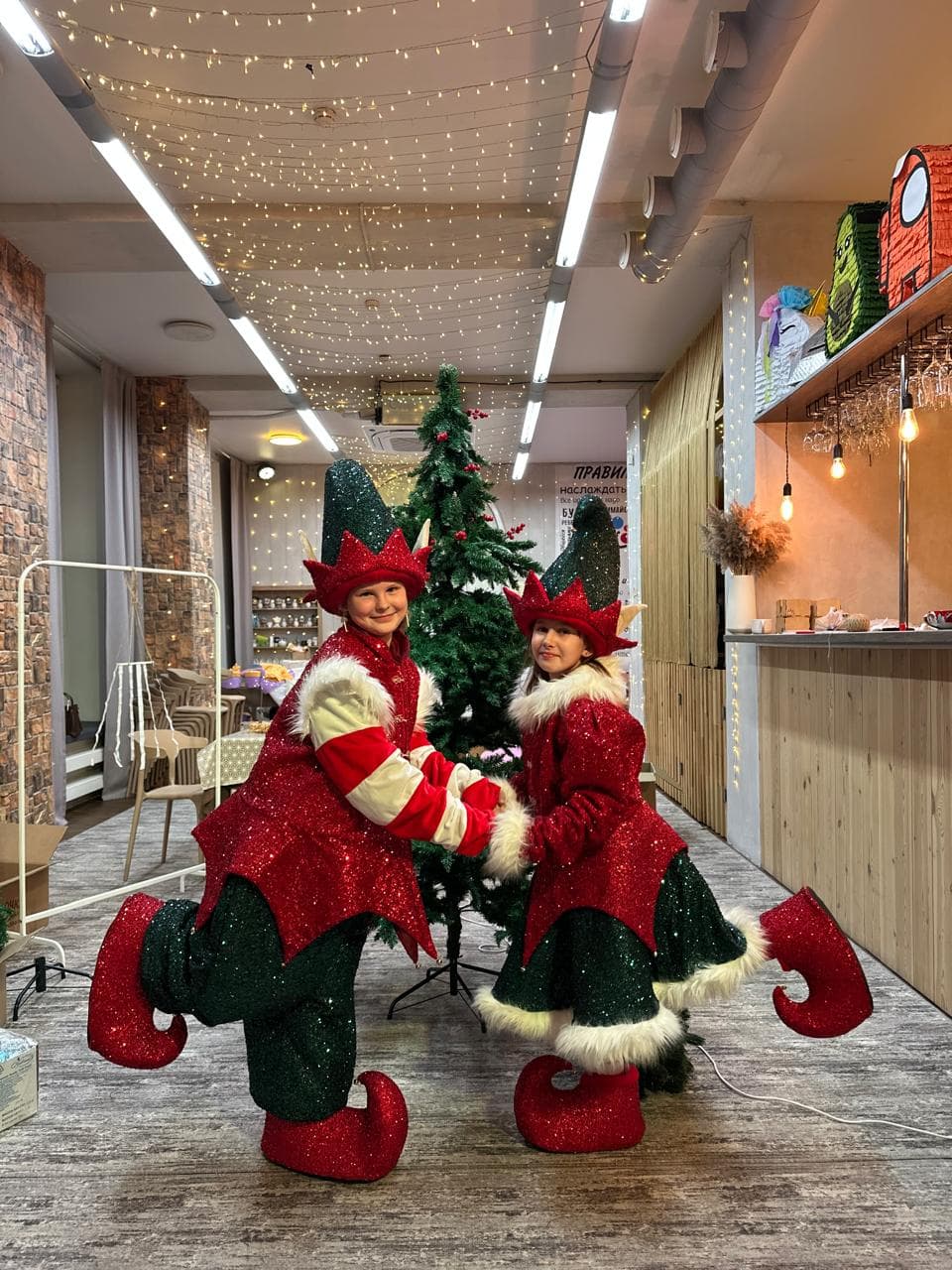 Новогодняя фотозона с гномами на детском празднике в Находке