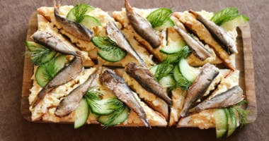 Тосты со шпротами - Фуршетное меню для детского праздника с доставкой в Находке