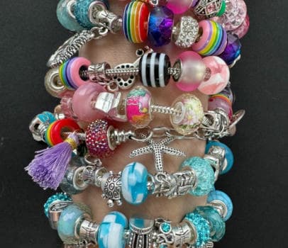 Браслет с шармами - фото услуги для детского праздника в Находке - фото 1