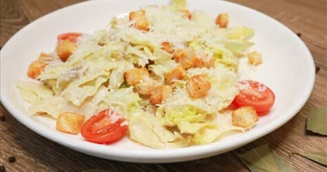 Цезарь с курицей - Банкетные блюда для детского праздника с доставкой в Находке, цена 580 руб.