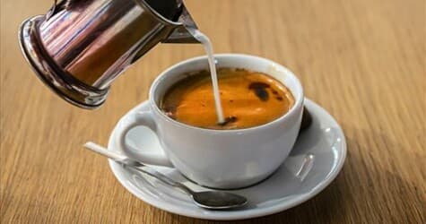 Американо с молоком - Напитки для детского праздника с доставкой в Находке, цена 150 руб.