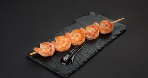 Мини-шашлычки из креветки на гриле с соусом терияки - Фуршетное меню для детского праздника с доставкой в Находке, цена 550 руб.