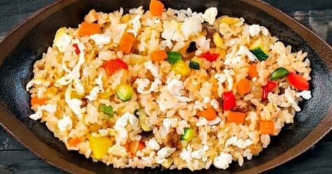 Рис с омлетом и овощами - Банкетные блюда для детского праздника с доставкой в Находке, цена 650 руб.