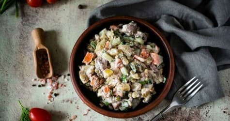 Салат Оливье с мясом курицы - Банкетные блюда для детского праздника с доставкой в Находке, цена 550 руб.