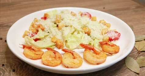 Цезарь с креветкой - Банкетные блюда для детского праздника с доставкой в Находке, цена 680 руб.